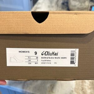OluKai Women's Hawai'iloa Manu Hope in Fox and Off-White